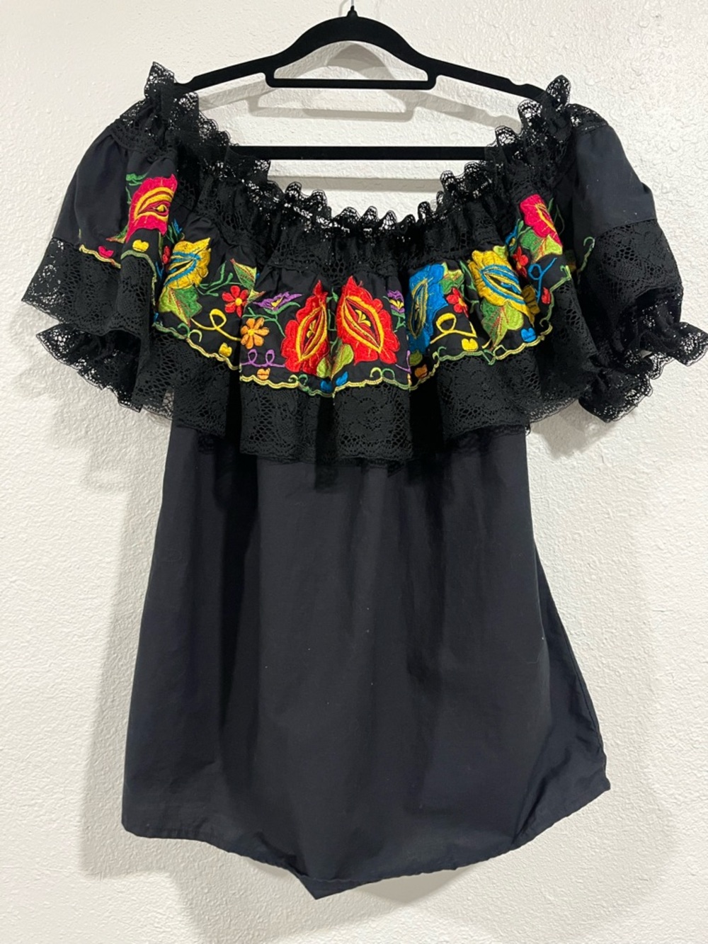 Artisan Made in Mexico Floral Embroidered Off Shoulder Blouse Size Medium